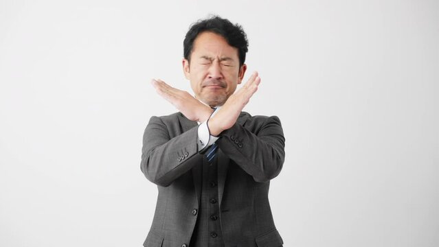 禁止のジェスチャーをするミドル男性　ビジネスイメージ	
