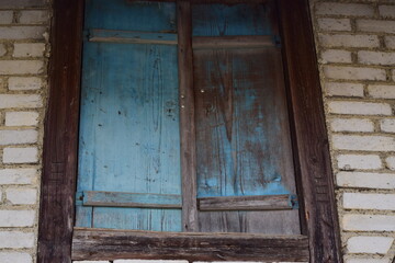 Altes Gebäude mit Holzfensterläden in braun blau, als Hintergrund für Design...