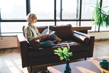 Obraz premium Woman writing notes in living room