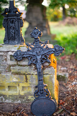 krzyż i pozostałości starego nagrobka na cmentarzu