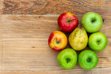 świeże zdrowe owoce na blacie drewnianego stołu