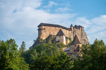 piękny średniowieczny zamek rycerski na wysokiej skale