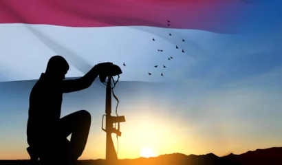Foto op Plexiglas Silhouette of a soldier kneeling down with Yemen flag against the sunset. EPS10 vector © ecrow
