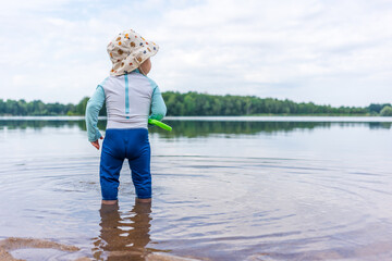 Ein kleiner Junge beim Baden in einem See im Sommer