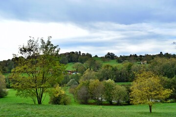 La campagne en France.

Un paysage plein de vert et un ciel nuageux qui nous montre que c'est la...
