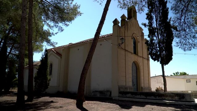 Peque&ntilde;a capilla en un parque en un d&iacute;a soleado.