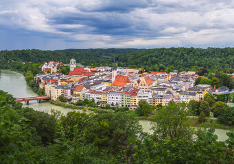 Fototapeta na wymiar View over the old town of Wasserburg and the river Inn