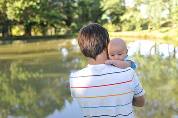 pai e filho bebê juntos em parque, amor paterno, primeiro dia dos pais 