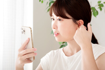 スマホでメイクを確認する女性