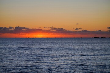 Naklejka premium 太平洋に朝日が昇る直前の幻想的な朝焼け情景