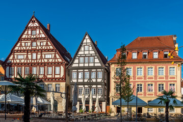 Häuserensemble von drei alten Patrizierhäusern am Marktplatz in der historischen Altstadt von...