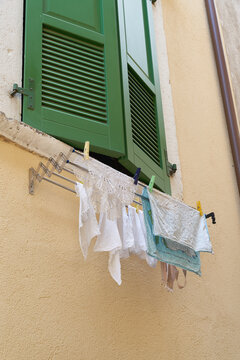 aufgehängte Wäsche am Fenster eines Hauses in der Altstadt von Limone Sul Garda am Gardasee in Italien