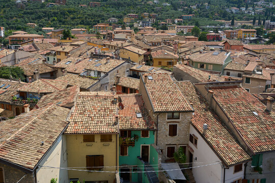 Dächer der historischen Altstadt von Malcesine am Gardasee in Italien aus der Vogelperspektive