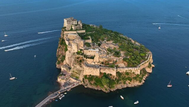 Isola di Ischia, Golfo di Napoli, Italia. 
Vista aerea del Castello Aragonese.