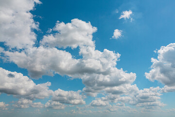 Fototapeta premium A clear blue sky with clouds and a white cloud in the sky.