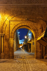 Rue pavée la nuit dans la Médina de Tunis