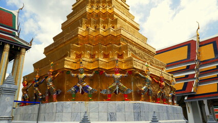 vergoldete W&auml;chterfiguren am Smaragdbuddha Tempel  im Wat Phra Kaeo st&uuml;tzen eine vergoldete Stupa