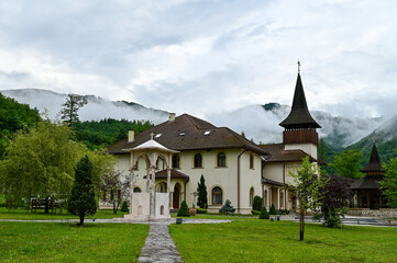 Fototapeta na wymiar Holy Cross Monastery mit Klostergarten Mănăstirea Lupșa Kloster bei Mănăstirea in Rumänien