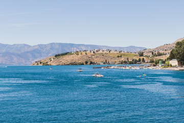Fototapeta premium Wide View of Blue Bay and Beach at Lake Chelan