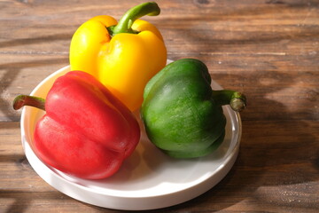 paprika is a fruit-producing plant that tastes sweet and slightly spicy from the eggplant tribe or Solanaceae. The green, yellow, red, or purple fruit is often used as a salad mix. Capsicum annuum 