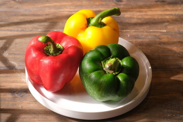 paprika is a fruit-producing plant that tastes sweet and slightly spicy from the eggplant tribe or Solanaceae. The green, yellow, red, or purple fruit is often used as a salad mix. Capsicum annuum 