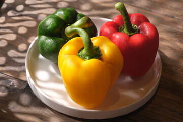 paprika is a fruit-producing plant that tastes sweet and slightly spicy from the eggplant tribe or Solanaceae. The green, yellow, red, or purple fruit is often used as a salad mix. Capsicum annuum 