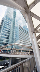 Obraz premium ビルの谷間から空を見上げる