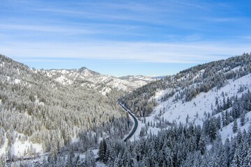 Fototapeta na wymiar Sunny winter day in the Cascade Mountains