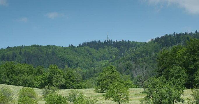 Schwarzwaldlandschaft. Wanderung von Raitbach (Schopfheim) nach Sattelhof zwischen Obstg&auml;rten, Felder und W&auml;lder mit Blick auf den Gipfel der Hohen M&ouml;hr und ihre T&uuml;rme
