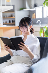 ソファで読書する女性　woman reading on the sofa