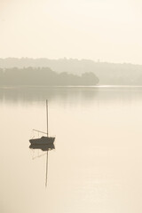 bateau de plaisance en mouillage en Bretagne dans la lumière du matin sur l'embouchure de l'Aulne...