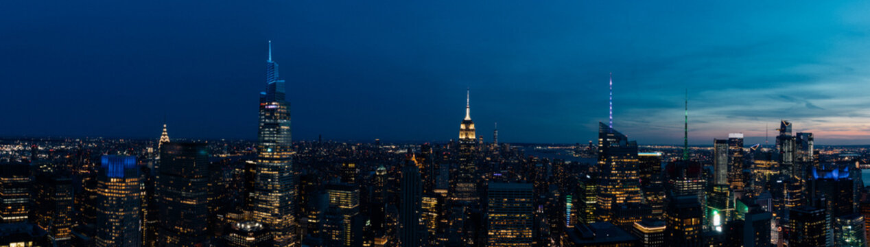 Panoramic view of New York cityscape at night © Imanol