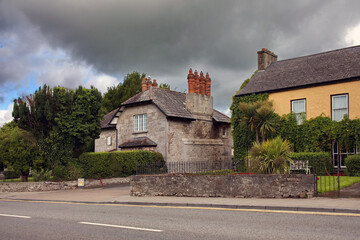 Haus mit vielen Schloten in Adare in Irland