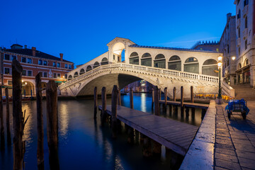 Fototapeta na wymiar The Rialto Bridge view in Venice