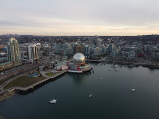 Naklejka premium Golden Hour Splendor: Showcasing Vancouver's Architectural Elegance, Tranquil Bay, and Vibrant Community in Breathtaking Sunset Hues