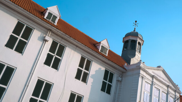The upper part of the Governor's Office is a classic style built in the Dutch colonial era, the building is currently used as the Jakarta History Museum or Fatahillah Museum.