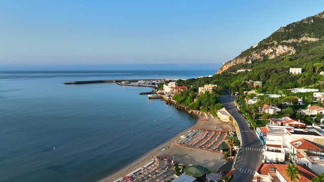 La spiaggia e il porto turistico di San Felice Circeo, Lazio, Italia.
Vista aerea panoramica della costa laziale.