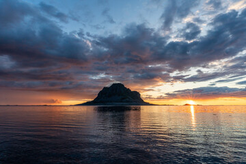 Sonnenuntergang an der Westküste von Vega bei der Insel Søla (Norwegen, Helgeland)