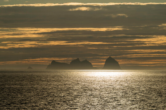 Die norwegische Insel Traena im abendlichen Gegenlicht