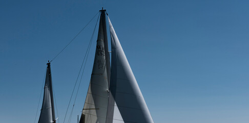 Detail der Segel einer Jacht im Hafen von Lunenburg, Nova Scotia