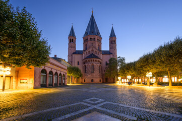 Fototapeta na wymiar Evening View of the Mainz Cathedral, Germany