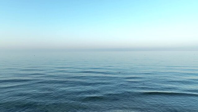 Vista aerea del Mare calmo fino all'orizzonte.
Il mare cristallino di Sperlonga, Latina, Lazio, Italia.