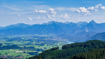 Blick von der Alpspitze in die Allgäuer Alpen bis hin zum Schloss Neuschwanstein - obrazy, fototapety, plakaty