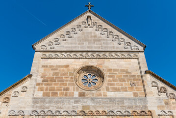 Westfassade der St. Johannis Kirche in schwäbisch Gmüne mit runden romanischen Kirchenfenster,...