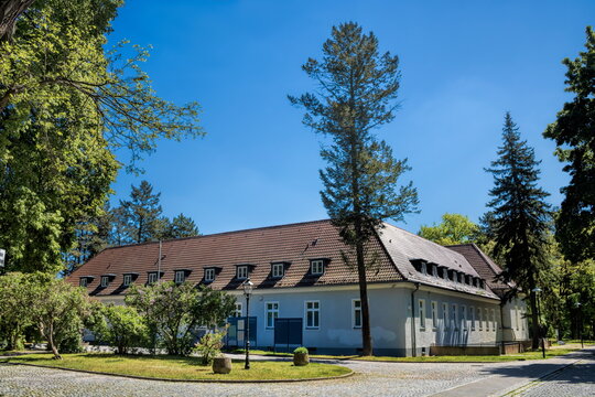 w&uuml;nsdorf, deutschland - flachbau in der waldstadt
