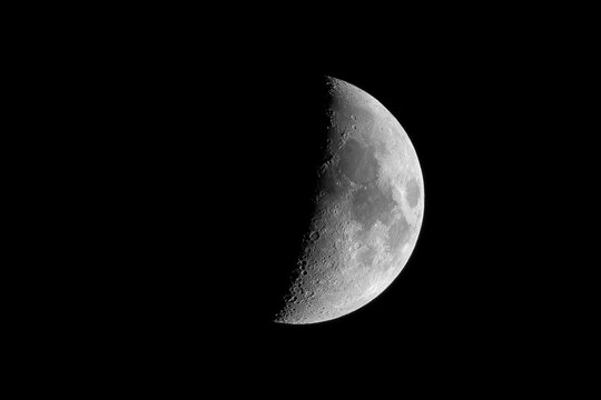 Crescent moon. Moon that increases its brightness little by little until it reaches the full moon of the month. 24 February 2024. Astrophotography. Night photography. Supermoon. Eclipse. Snow
