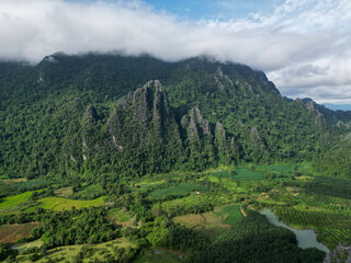 Fototapeta na wymiar 라오스 방비엥의 원시자연 풍경, 산맥과 춤추는 구름들