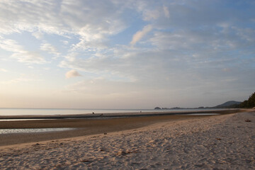 It's a story on a quiet beach with a cool breeze. makes you feel well relaxed