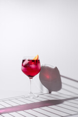 Refrescante gin tónica rosa decorado con naranja
