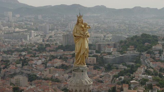 Notre dame de la Garde en gros plan avec Marseille